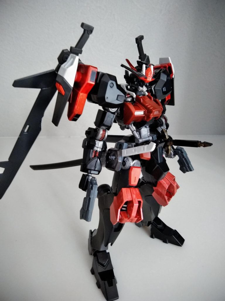 ショートライフル×2
肩部に中距離レールガン×2
実体剣フラガラッハ×2
実体剣黒刀、白刀
フラウロスバックパックとデスティニーのサイドパーツがいい感じにマッチしました!