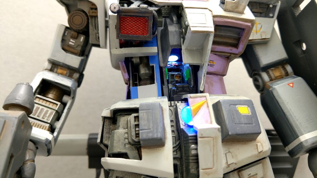 コックピットのシートもプラ板で作りました。何故ふんどし部分が光るのか理由は謎。