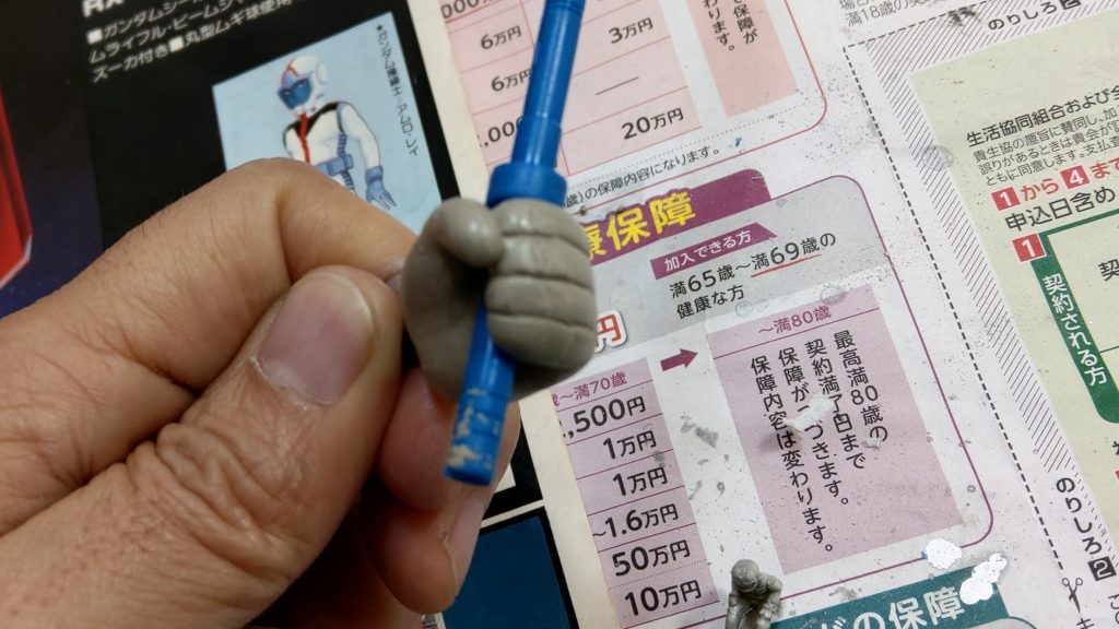 ハンドパーツも結局パテで粘土工作。