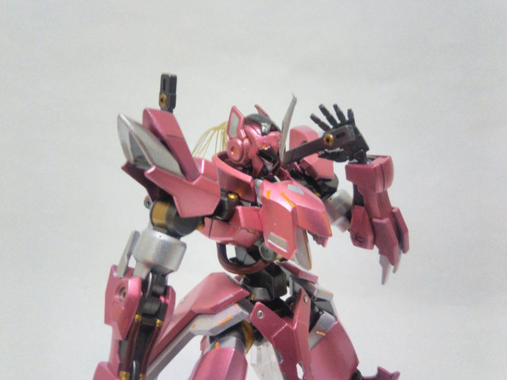 サーベルとシールドは背中にマウント可能に