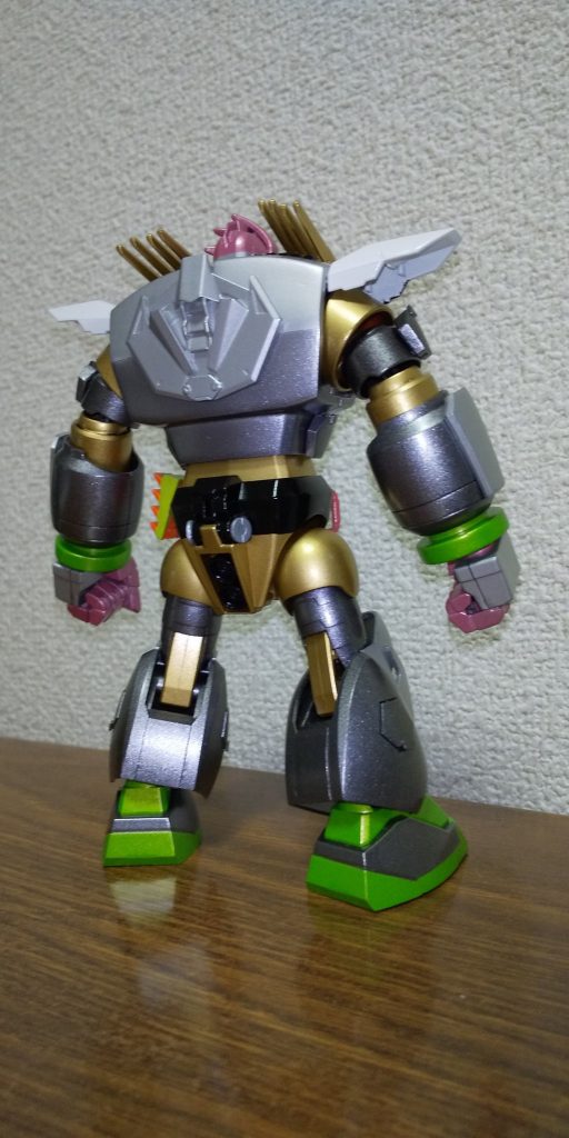 背面はシンプルに。なかなかに厳ついです。