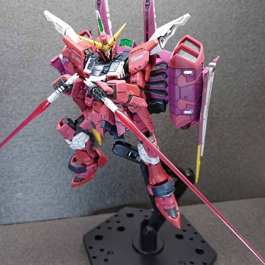 確実にプラモは進化していますが

パーツのポロリは変わらないですね

このショット撮るために10分以上かかりました