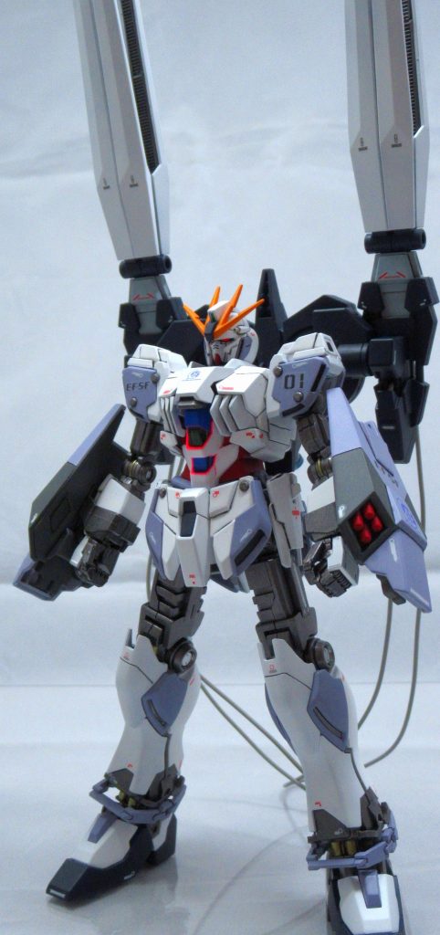 全体です。
今回は全塗装で外装の薄紫の部分は調色して結構綺麗に塗れたと思います。
関節はデスティニーの時と同じく焼鉄色です。
肩やフロント腰アーマーの丸いモールドはコトブキヤの2mm「リベット」を接着してます。
頭のバルカンもデスティニーと同じくメタルパイプを使用しています。