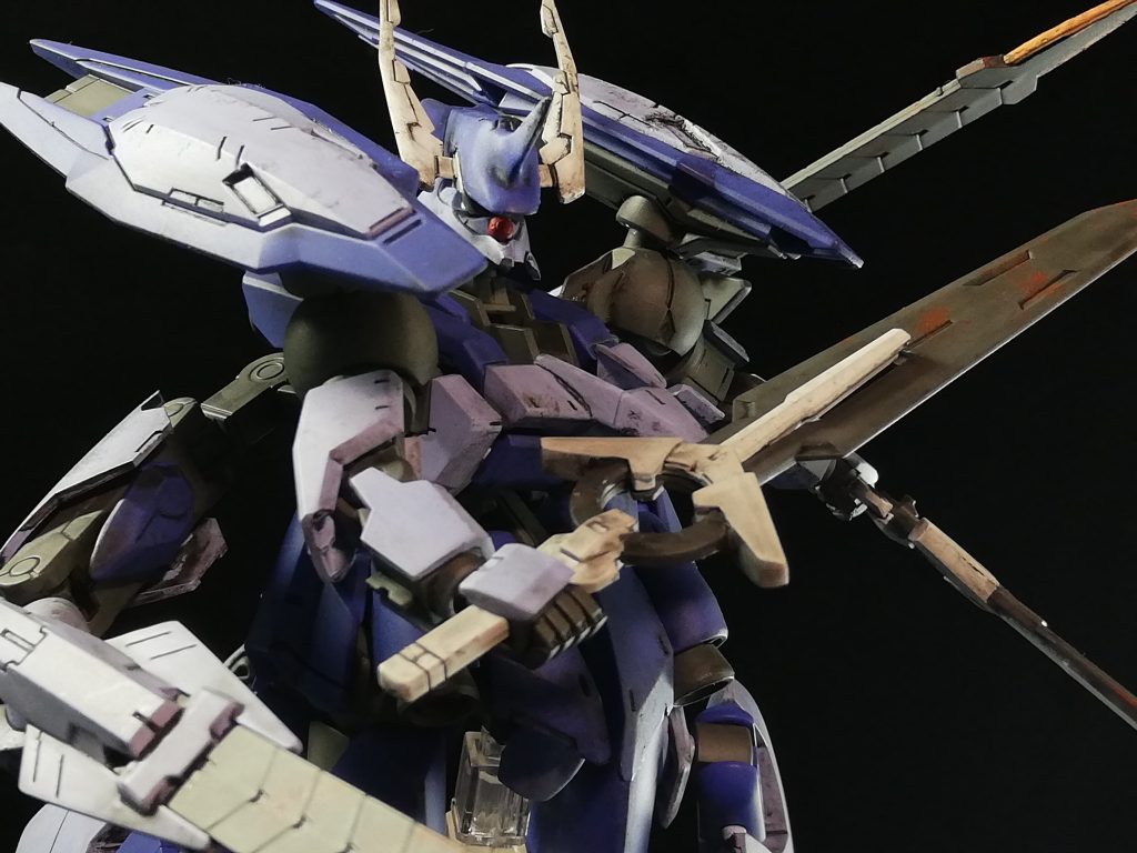 戦闘スタイルは三つの大型スラスターを用いた急接近。
からの四本の剣で攻撃していくというもの。