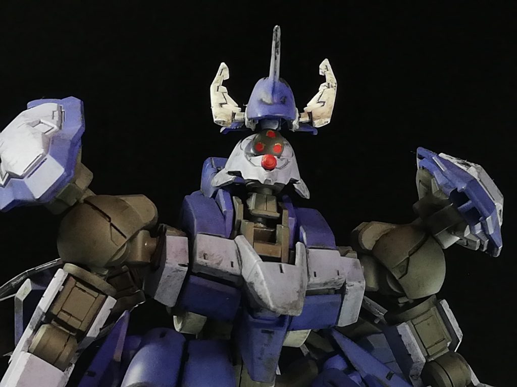 グレイズシリーズ特有のメインカメラの奥にさらにレンズが隠されているギミックを本機に取り入れました。
何気に一番頑張った部分でもあります。