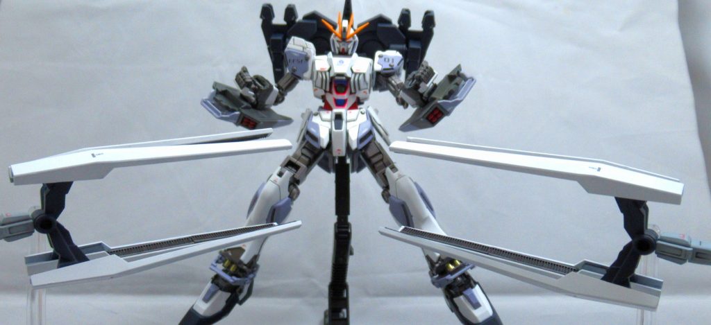 インコム(NT-D時はファンネル)は内側の方にディテールを結束バンドを用いて表現してみました。
細いのと太いので2種類使用しているので実際は継ぎ目が目立ってしまっていまいちですが…