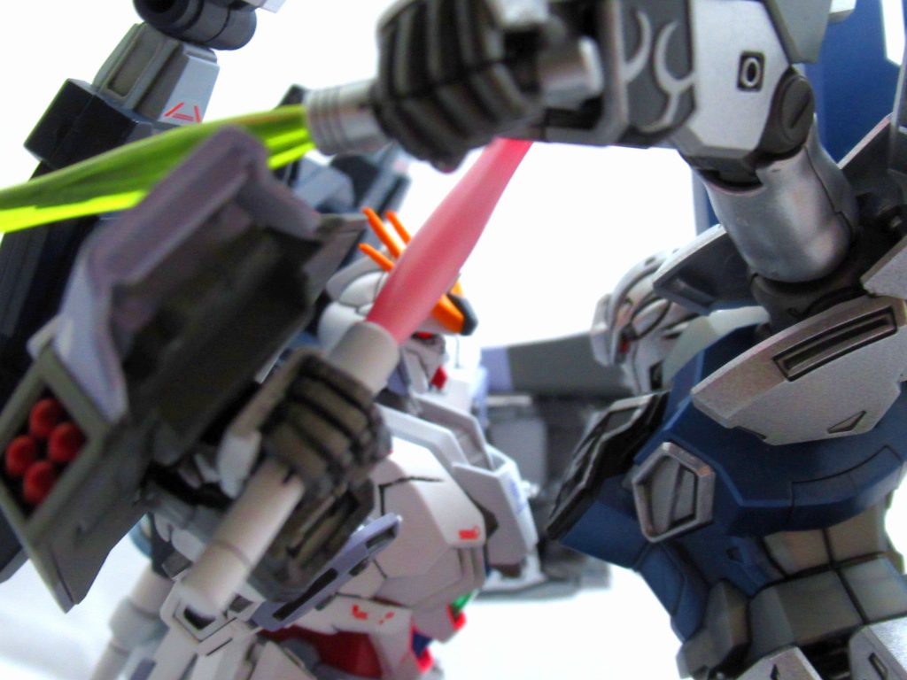 せっかくなので前回作ったシナンジュスタインと対峙させてみました。
劇中でも結構印象に残っていシーンです。
実際には2機とも関節など改造しないと忠実には再現できませんがそれっぽく撮れたと思います。