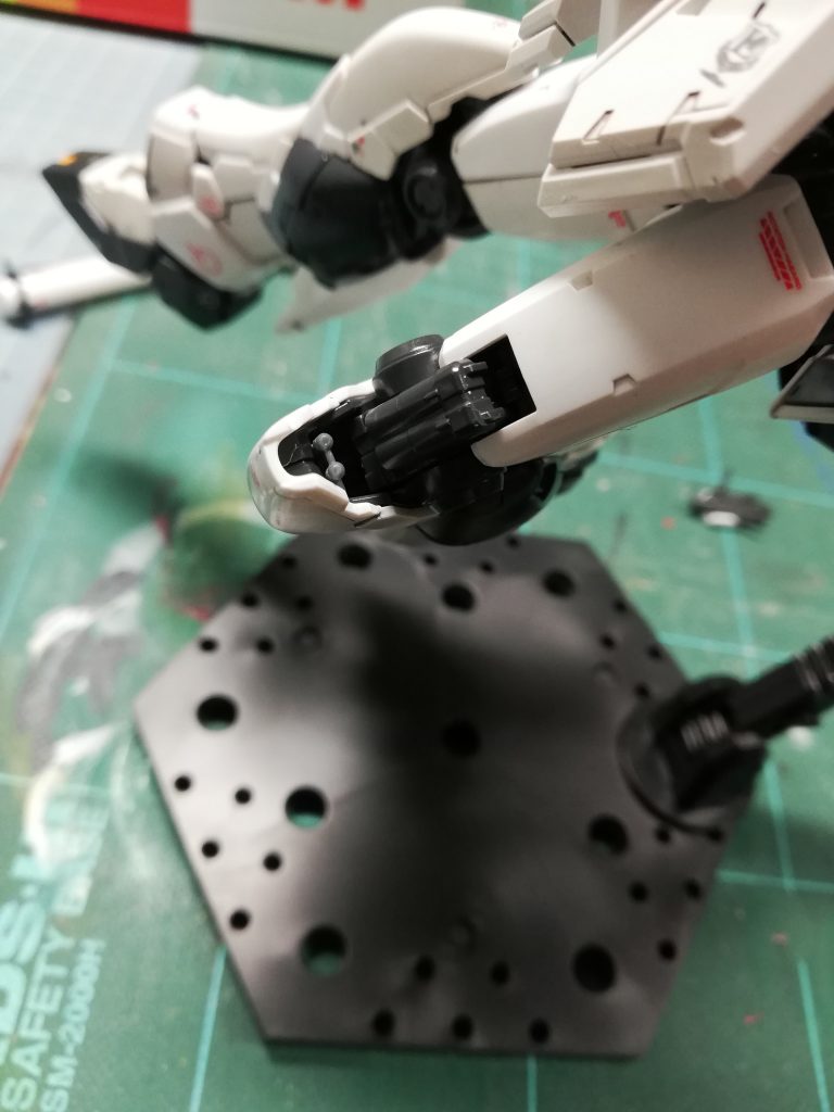 個体差だと思いますが膝間接のパイプ(?)パーツが外れやすかったのですが可動パーツなので接着もできず接着剤で太らせることで対応しました。(でも外れるというw)