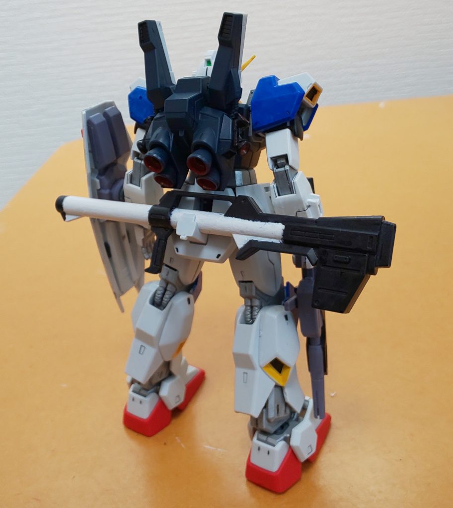 まずはフロントとバック。BD3号機の頭、腕、フロントアーマーをMk-IIに移植し、スラスターパーツをバックパックに接着してます。搭載されているEXAMシステムですが、正確にはオリジナルのシステムではなくカムラ技術大尉が独自にコピーしたものという設定です。フレームは銀で塗装しました。