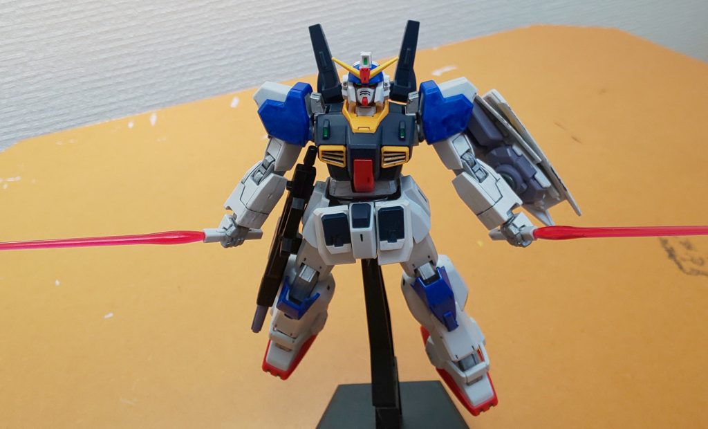 ビームサーベル。シールドは差し替えで伸縮できます。