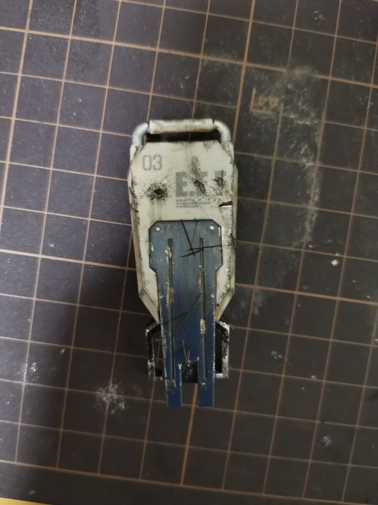 シールドの弾痕や傷はデザインナイフのみでつけました。
ちなみに汚しに使ったのはリアルタッチマーカーです。