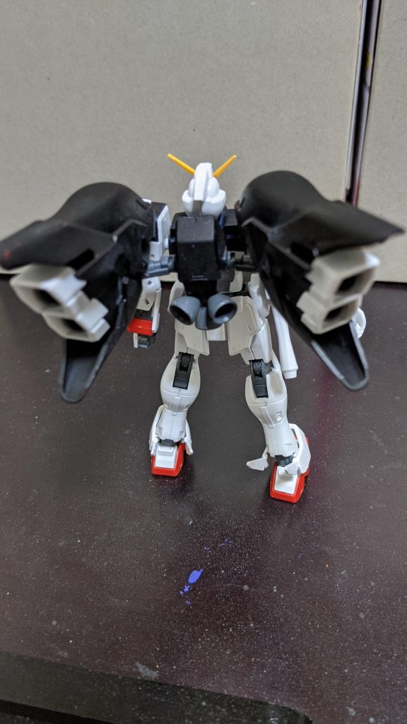 バックパックはレイヴンガンダムとは少し違います。武装はクロスボーンと同じです。