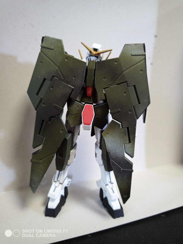 陸戦仕様との事で、まずはフルシールドをオリーブドラブ、メタルブラック、白の迷彩柄に塗装してみました。
ジャングルでの隠密性はバッチリです。
光学迷彩があるとかは言わないお約束です。