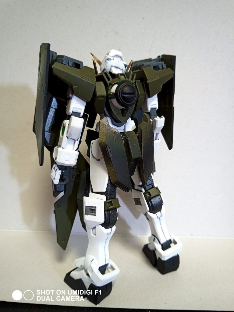 ここが見てわかる改修点。リアアーマーをキュリオスの物に換装しております。
おケツがデカイのはイメージに合わなかった事と、好み、それからジャングルで邪魔になるだろうという後付けから来ております。
それから、コーンスラスターも改良を施されています。推力低下と引き換えに、粒子放出量をぐっと抑えることが出来ます。これにより、人革連の行ったセンサーの電波障害で居場所が判明するといったリスクを下げることができます。