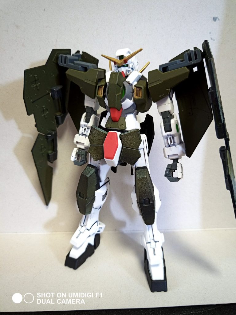 上半身のカラーはオリーブドラブ1色にしました。これはフルシールドがタクティカルベスト、本体がコンバットシャツのイメージだからです。下半身は迷彩ズボンの意でフルシールドと同様の迷彩を施しています。
また、頬とスリッパのグリーン部分は好みで塗装しました。