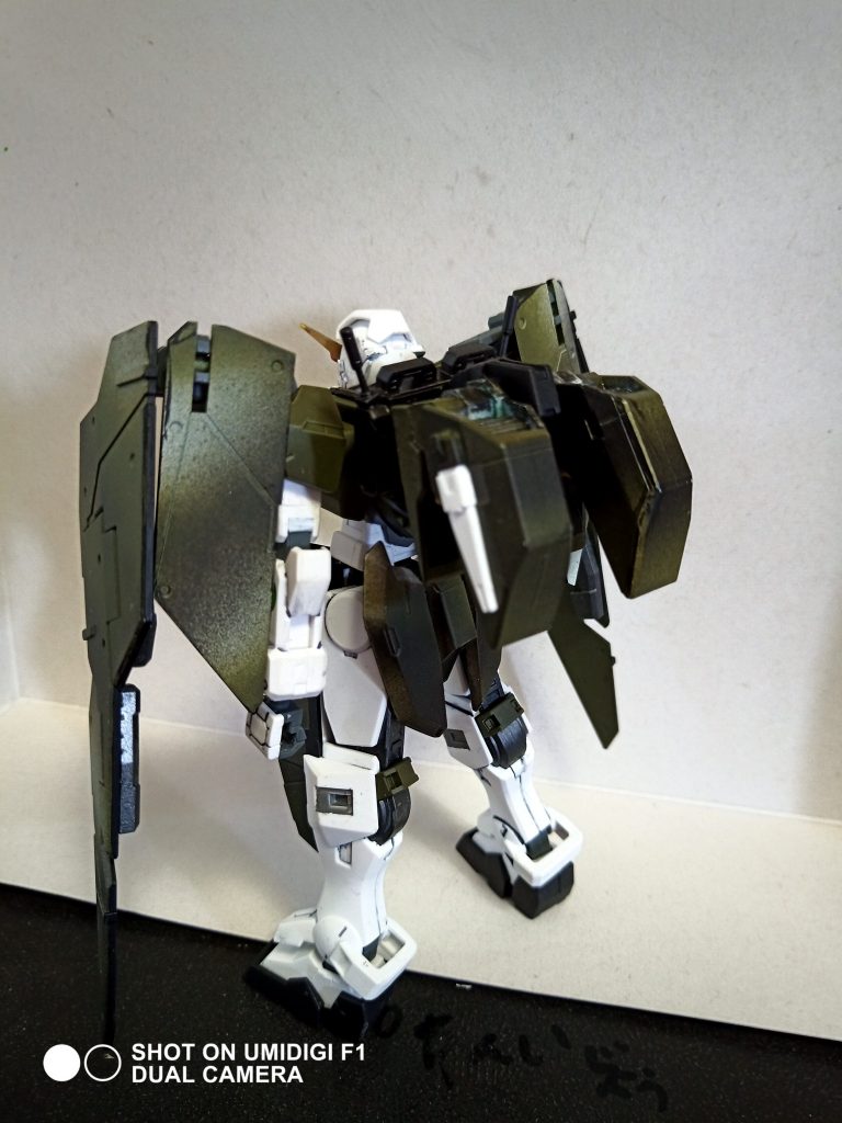 このバックパックはグラビカルアンテナと換装して装備するので、アンテナの粒子制御機能を補うためにアンテナを追加、バックパック自体がGNコンデンサーにもなっている設定です。左右と下方向にもスラスターがあり、いわば簡易アヴァランチユニットとして機能します。