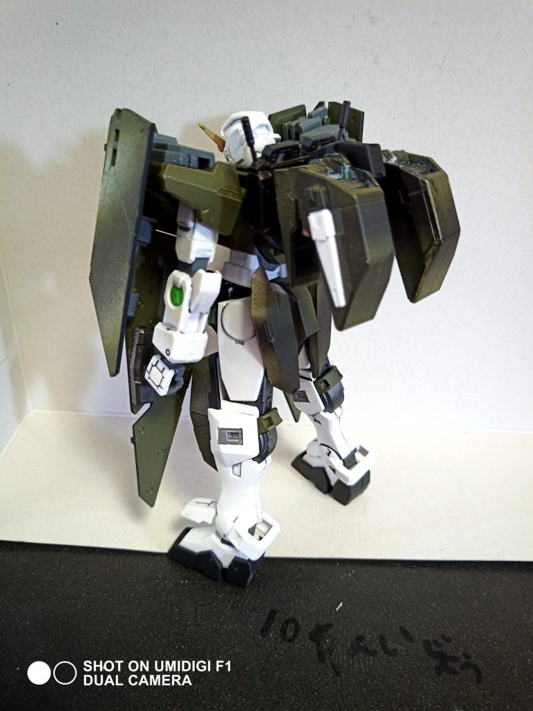 デュナメスのおケツにあったらブースターをそのまま持ってきました。
実は先述のコーンスラスターの改良は、このバックパックと接続する為の兼ね合いが大きいです。イメージ的には、リュックや防弾ベスト。
サーベルと爆発的な加速度を手に入れたこの強襲形態は密林の王者にあやかり、デュナメス・ジャガーと呼ばれる・・・!
ジャングルをフルシールドで攻撃を弾き飛ばしながらサーベル構えて突っ込んでくる・・・とても恐ろしいです。