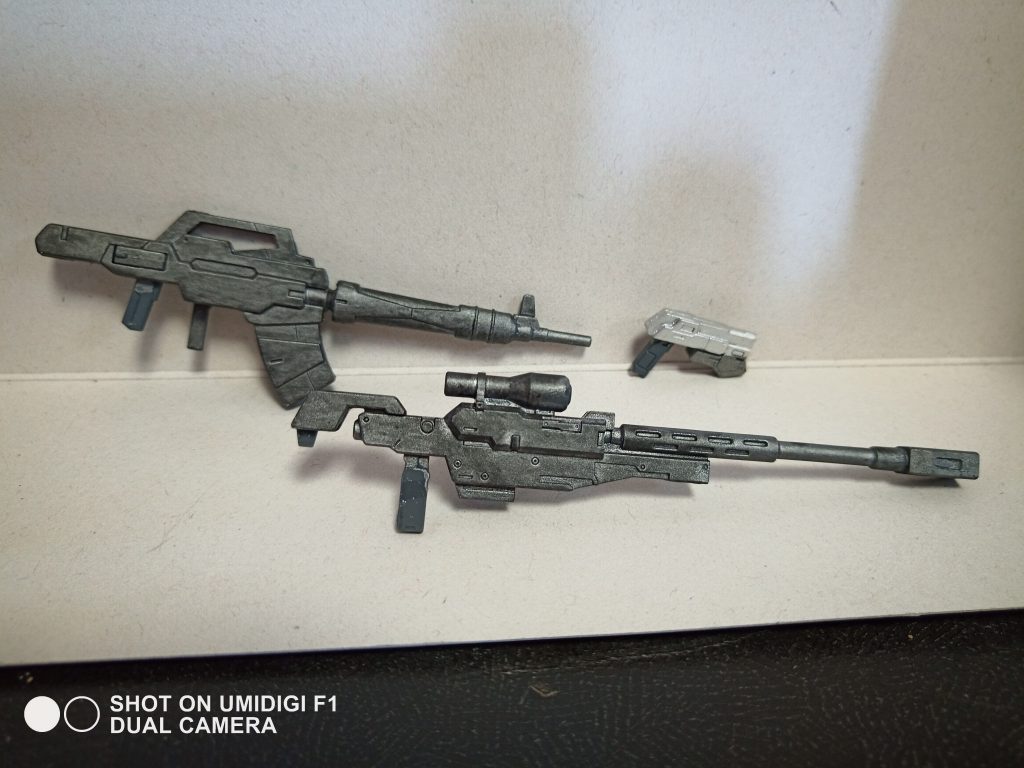密林て長物は御法度とは思いますが、人物像優先で、スナイパーライフル、アサルトライフル、ハンドガンを用意しました。彼が使っているものに近しくしているつもりです。