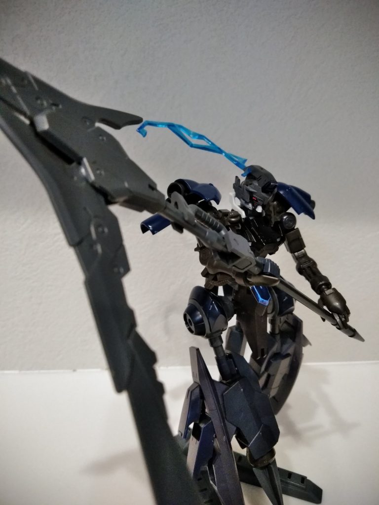 大鎌が主武器
下肢ブースターによる推進力と
ドリルトゥによる攻撃が可能