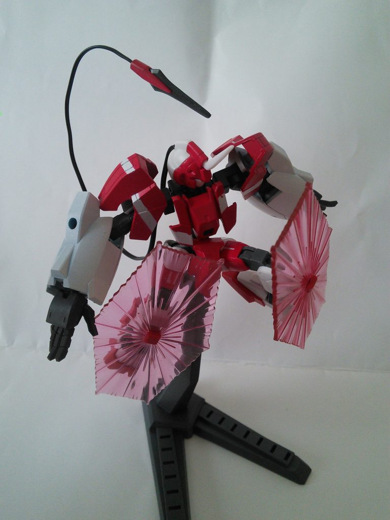 ビーム·シールド
その名の通りの防御兵装。
実は使い方次第では武装にもなり、不意打ちを狙うことも可能である。
欠点としてはビーム発生機を破壊されると使用不能になってしまうのと、
後述のビーム·ハリセンと同時使用してしまうと機体のエネルギーの消費が早くなってしまうのである。(後に1分間以内なら同時使用可能になる。)