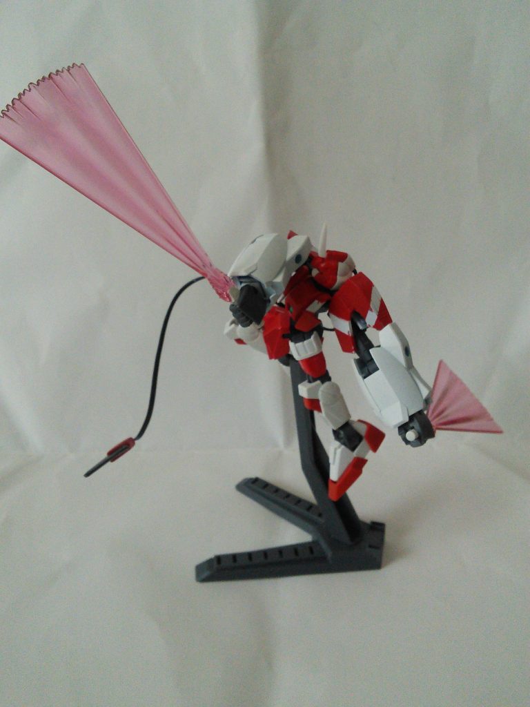 ビーム·ハリセン
一見ふざけた名前ではあるが、広範囲に攻撃&防御もこなせるビーム兵器。
しかし欠点として取り回しが悪いのである、おまけに下手したら味方や自分を斬る危険性も秘め、熟練パイロットでも扱いに戸惑い一部のパイロットしか使用しない、かなりハードでマイナーな武装。