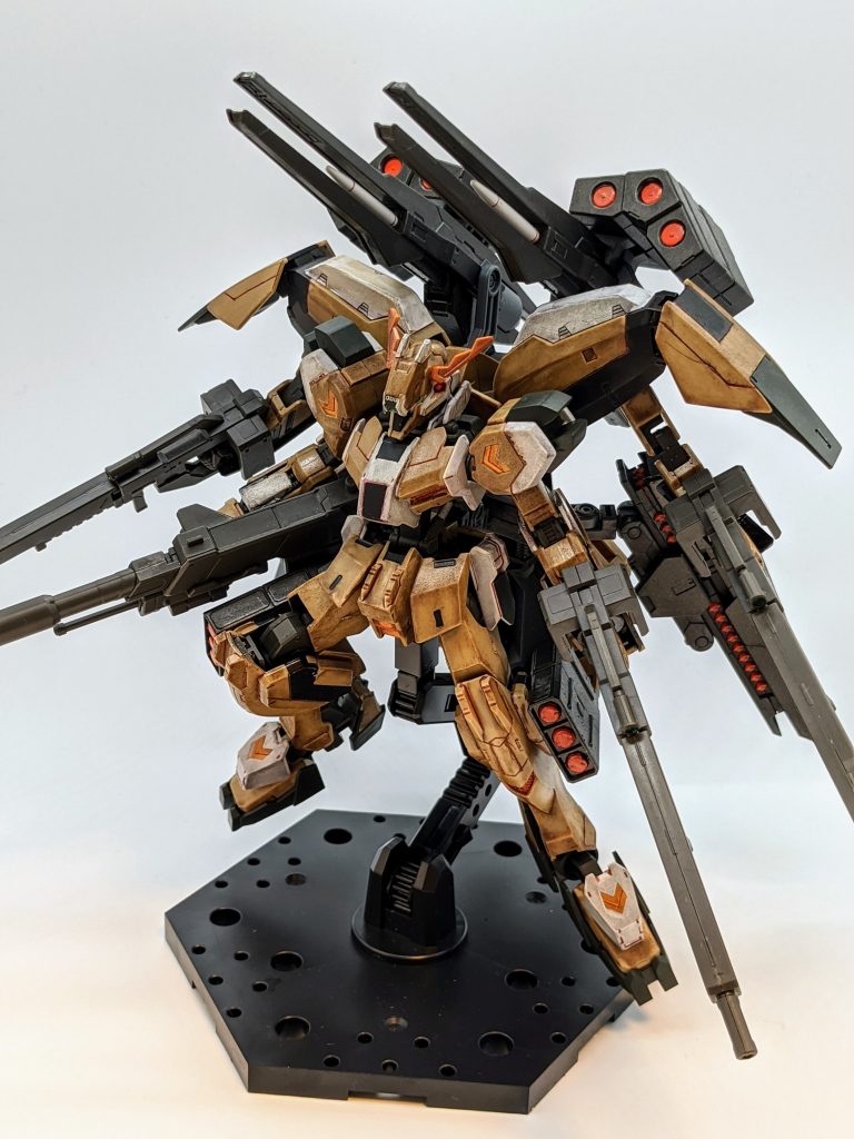 部分的にスジ彫りを行ってデザインに手を加えた以外は、キット付属のシールと部分塗装、リアルタッチマーカーでの簡単仕上げ。