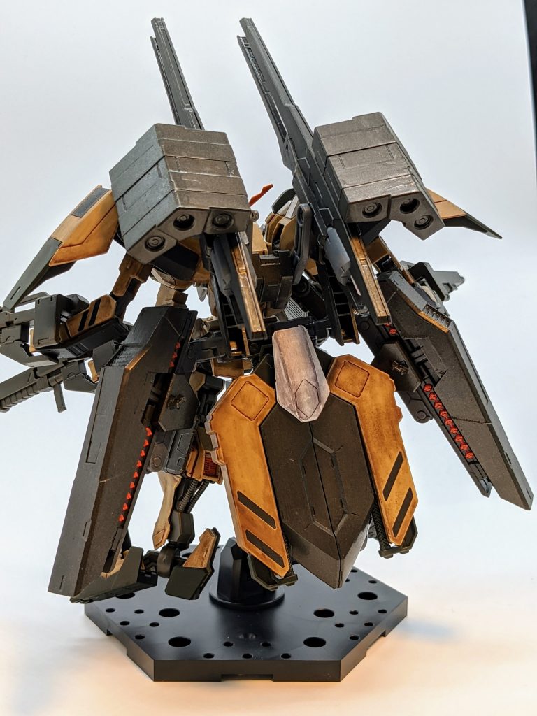 後方に重心がかかるので、スタンドが無いと自立は難しいです。