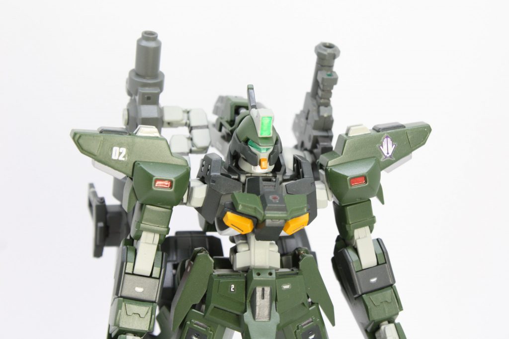 頭部には狙撃用の大型センサーが増設され、狙撃精度を大幅に上昇させた。しかし、高感度センサーがむき出しに近い状態となり対弾性が低下してしまった。