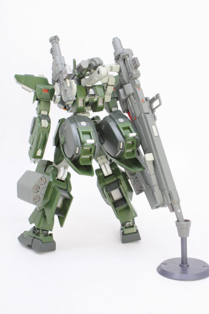 頭部及び手足以外の大きな違いは、背中に搭載したビーム砲用動力炉とホバー・跳躍用のブースター等。
腰及び脚のスラスターを用いてホバー移動を行う。
※ビーム砲は支えがないと倒れてしまうので見えないふりを...