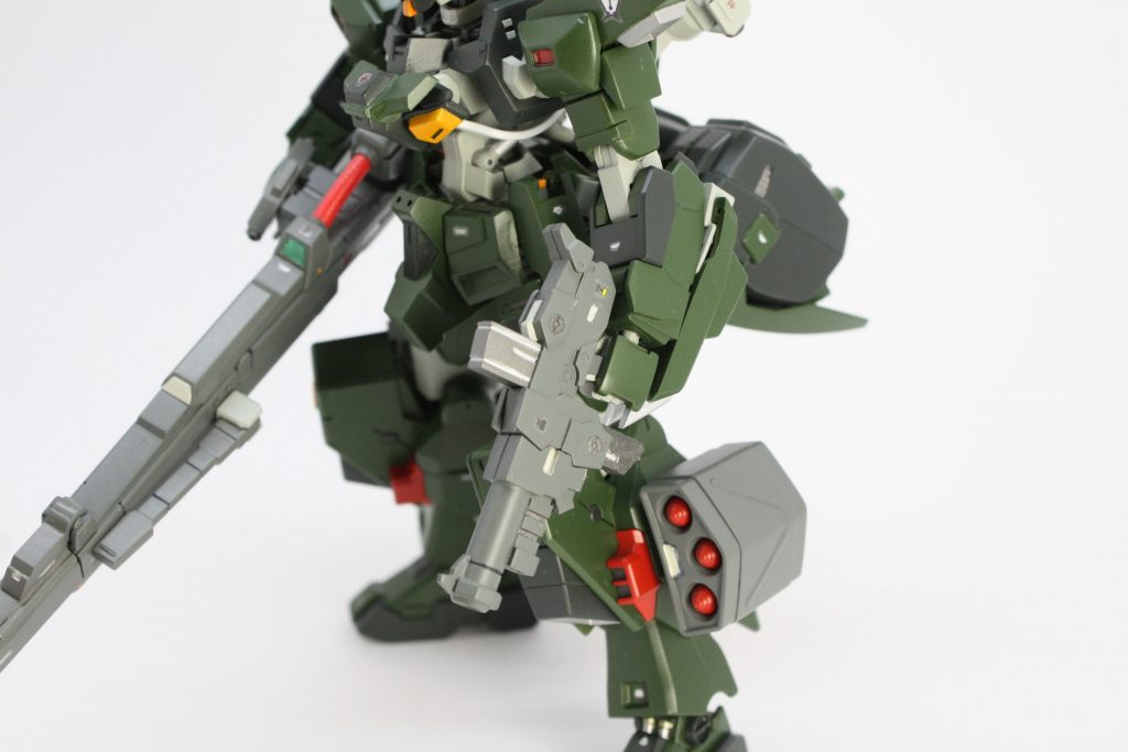 79式470ミリ榴弾砲
専用の大型榴弾を発射する実体砲でビーム砲では対応しにくい場合使用される。
ライフリングのない滑空砲身から、榴弾を発射し敵機の破壊を行う。
滑空砲のため射程は短い。
また、砲弾と発射火薬は安全性の関係から別々の弾倉に装てんされている。
背中のアームにマウントした状態でも信号を送って発射は可能。