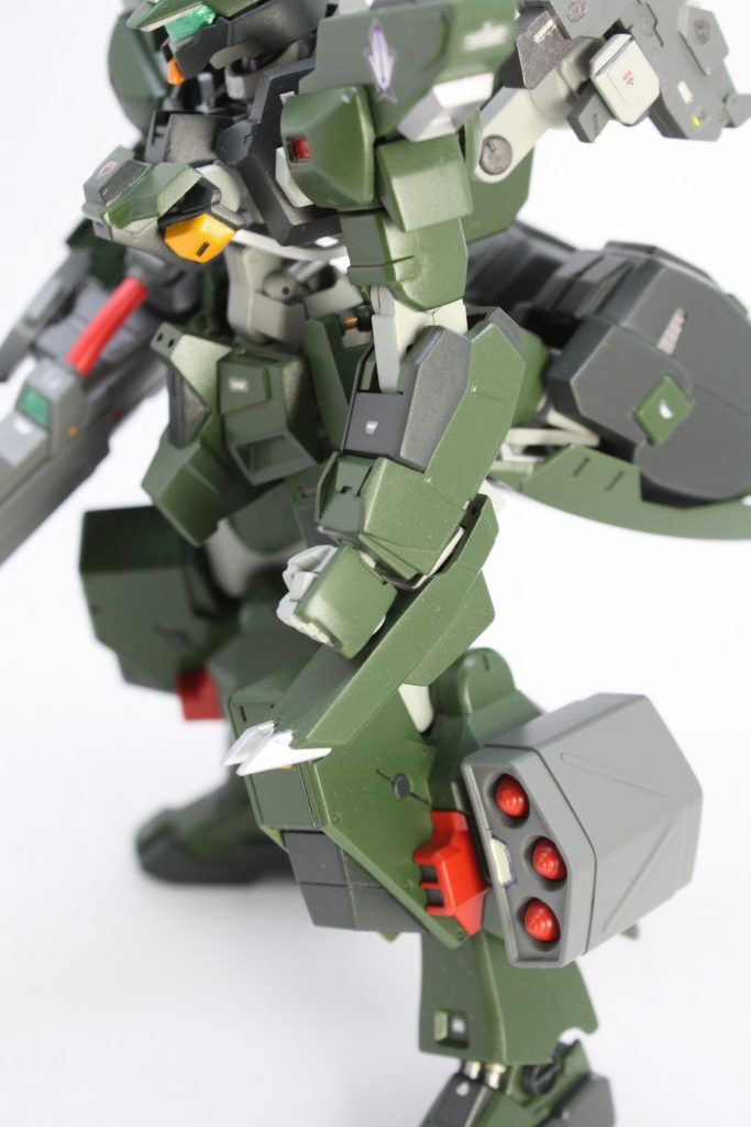 78式多目的用途電磁爪
前腕に装備した本機唯一の近接装備。敵の近接攻撃を防ぐ手甲の効果もある。
敵との接近戦等緊急時に前腕から展開し使用する。先端の爪は電磁兵装となっており、殴りつけることで物理的ダメージだけでなく電気的ダメージも与えられる。しかし、撃破できるほどの破壊力は無いためあくまで緊急用の自衛兵装の意味合いが強い。