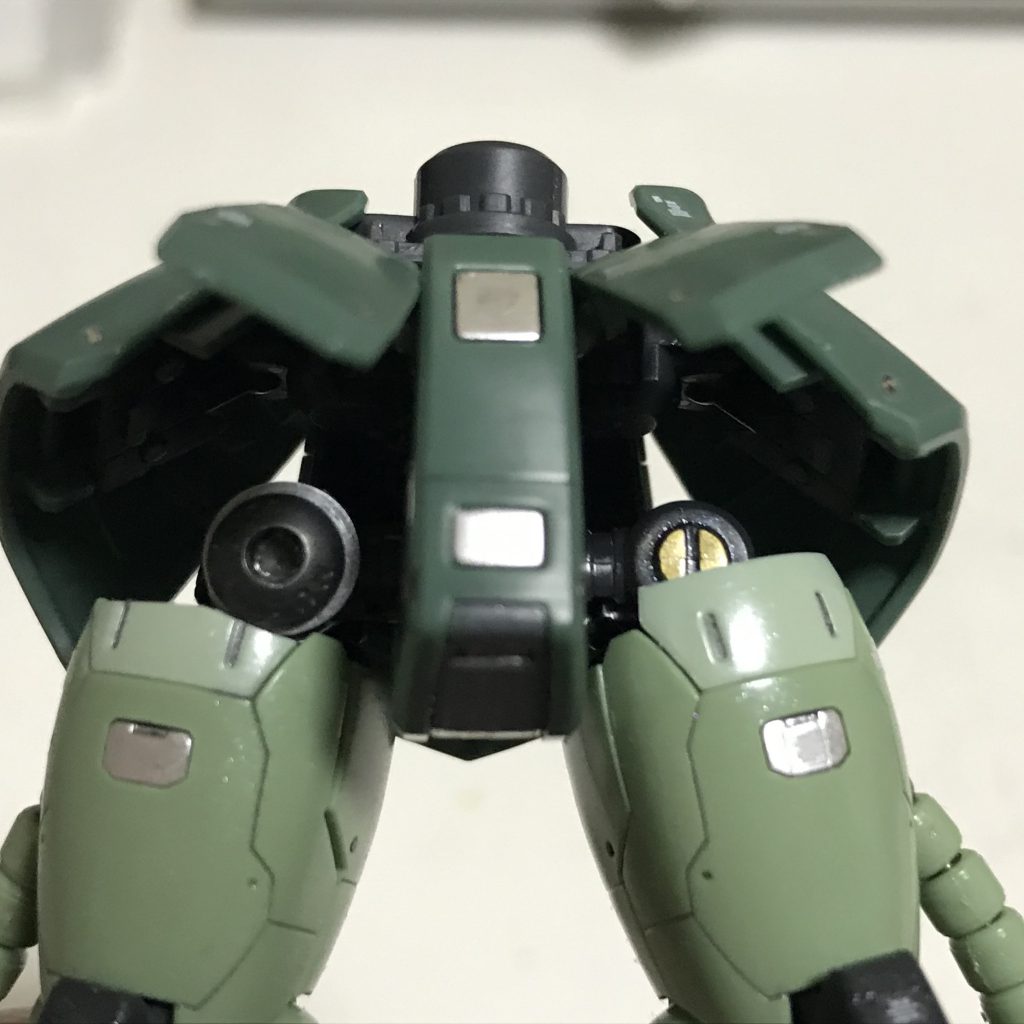 事故2。右の股関節がねじ切れました。写真は緊急オペで人工関節(ラジコン用のビス)に置換した写真です。
当たり前なんですが、ABSの上からラッカー系のスプレーを吹いたら、染みて、ダメですね…。分かっていても、これまで大丈夫だったからという油断です。
事故3。写真はありませんが、右肩と盾をつなぐ部品も同様に塗料が染みて割れ、瞬間接着剤で補修しました。
事故4。可動手(左)の親指の関節も同じように折れました。
事故5。右脚の動力パイプの根っこの部品を力の入れすぎで折りました。