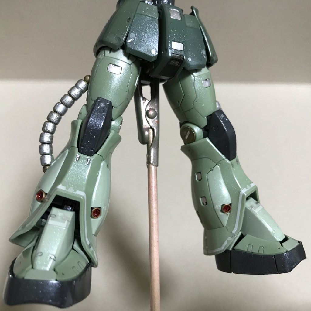 股関節の人工関節はこのように隠れてしまうため、飾るぶんには問題ありません。ただ、若干ゆるいので、ガシガシとポージングを決めて遊ぶのは難しくなってしまいました。