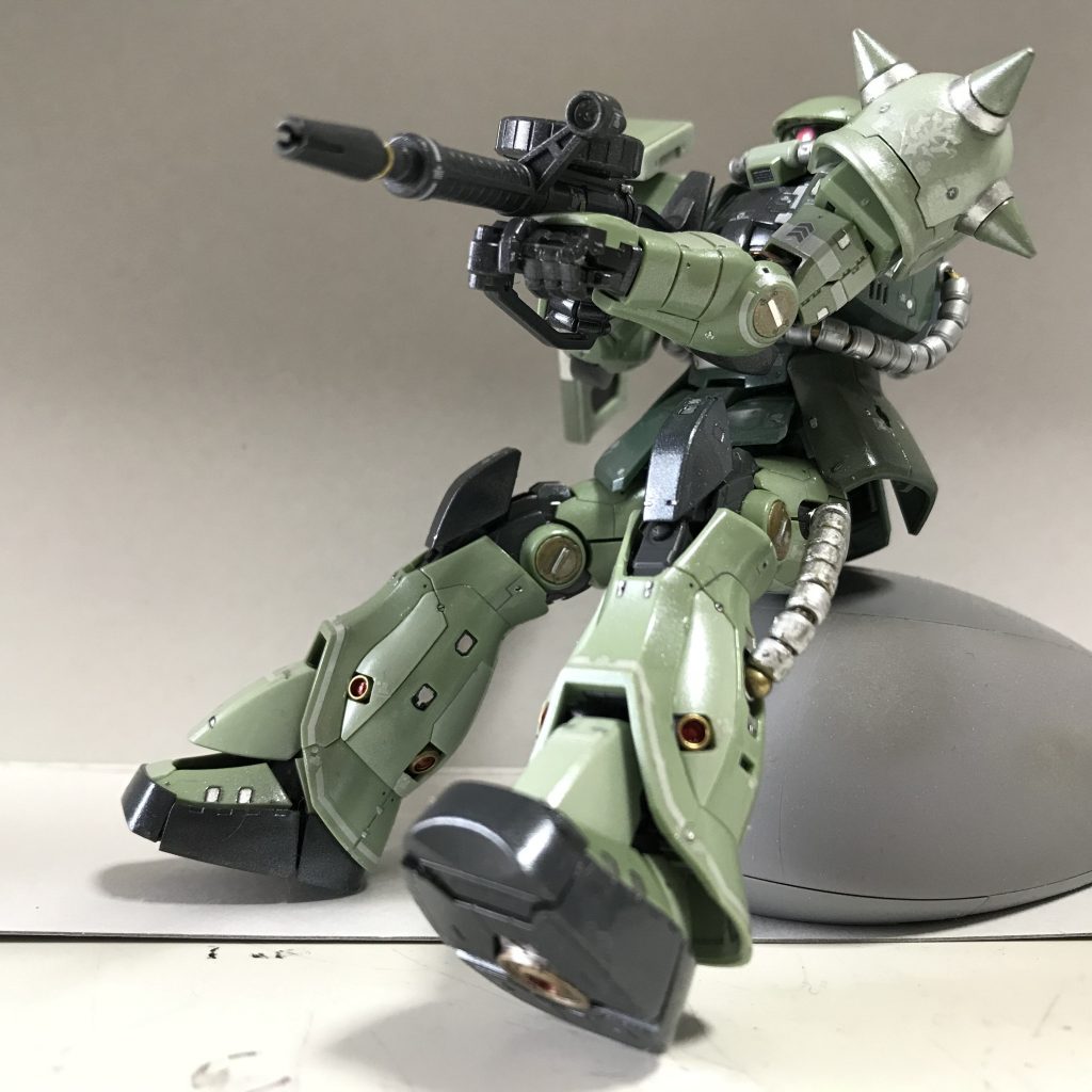 これもファーストガンダムの第1話、サイド7内に降下して、斜面に尻もちで着地するシーンが鮮明に記憶に残っています。それまでのロボットアニメでは着地は華麗に決めるのが普通でしたが、この泥くさい着地にリアリティを感じました。
(斜面の代わりにマウスを使っています)