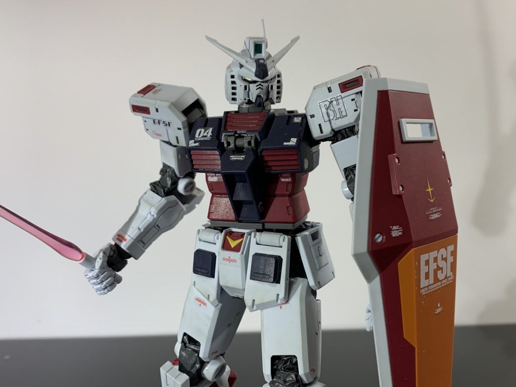 盾とサーベルの標準装備。塗装はせず成型色そのままなんですが色合いめちゃめちゃカッコイイです。無塗装派にオススメです。