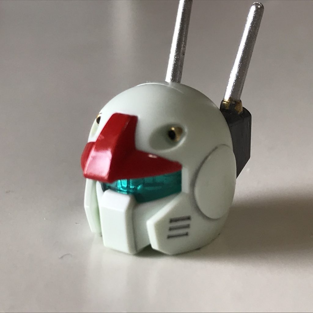 頭のてっぺんに合わせ目が出ますが、飾っておくには全く目立ちません。
バルカンはガンマカのゴールドで、センサー内部はシルバーで、アンテナもシルバーで塗りました。