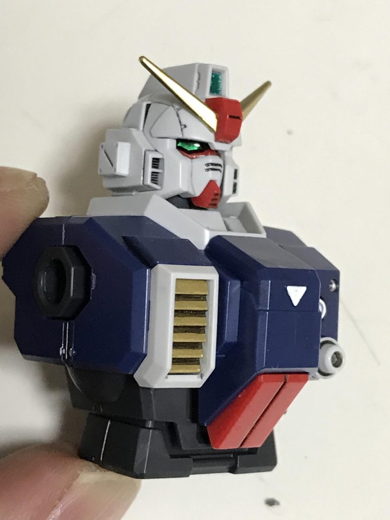 眼はクリアを活かし、裏にシルバーを塗り、縁取りを黒で塗りました。部屋の明かりだとほとんど眼が見えないので、素直にシールを貼ったほうが良かったかもしれません。