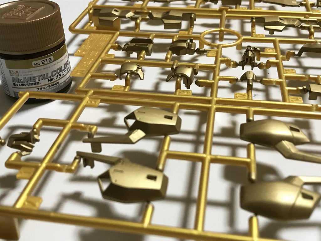 Mr.メタルカラーのブラス、サラっとしていて、伸びもよく、匂いも弱めで、快適に塗れました。本来は乾燥後にティッシュ等で磨くのですが、作っているうちに指でけっこう磨かれました。それ以上磨くと下地が出てしまったので、全体的に磨きはほどほどにしました。