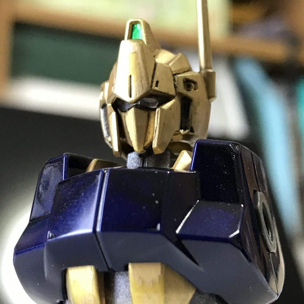カメラアイは通常モード（要は何も無し）にしました。特にこだわりはありません。

トサカと腹のブラスを磨きすぎて下地が出てしまっているのが分かります。この後、塗りなおしています。