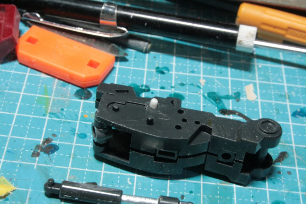 単なるリペイントだけでなくちまちまとしたディテールアップも行いました。脛前のシリンダはインナシャフトを削り込み細く、アウタチューブはドリルで掘り拡張しアルミテープを貼っています。