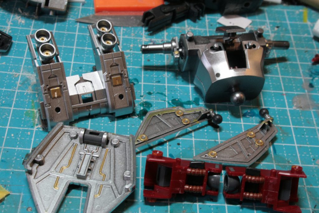 内部やらアーマーの裏側などは気分で少しだけ塗り分け。ガンダムマーカーのゴールドは発色もよくメッキ調の仕上がりになるので好きです。