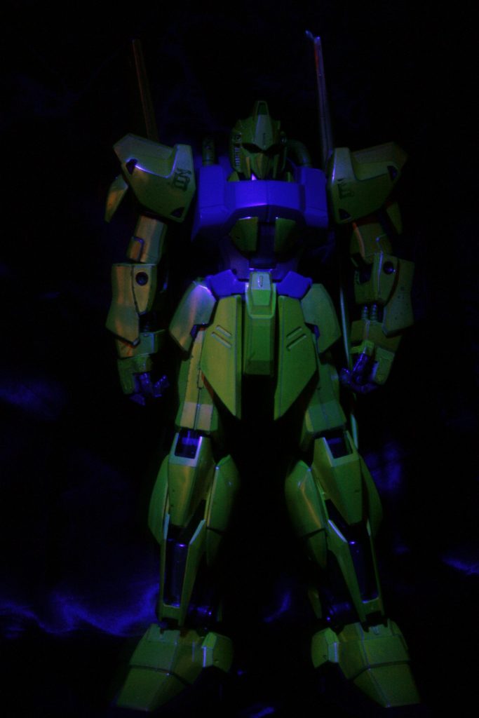 純正のクリアコートが色褪せて禿げてたので剥離して再塗装しました。クリアを調色する際に蛍光色を極少量混ぜ込み、普通に見ればゴールド、ブラックライト下では蛍光色というギミックを仕込みました。