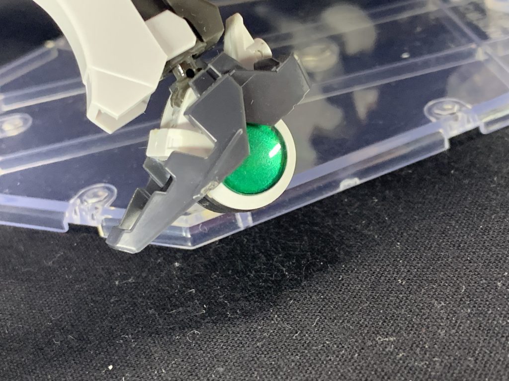 初期に作ったガンプラなので、ヤスリとか雑すぎです。
足のローラーは手持ちのパーツでよさげなのがなかったのでエクシア系のあまりパーツを流用してローラーダッシュ系の足にしていますこんな足なので自立は不可能です。