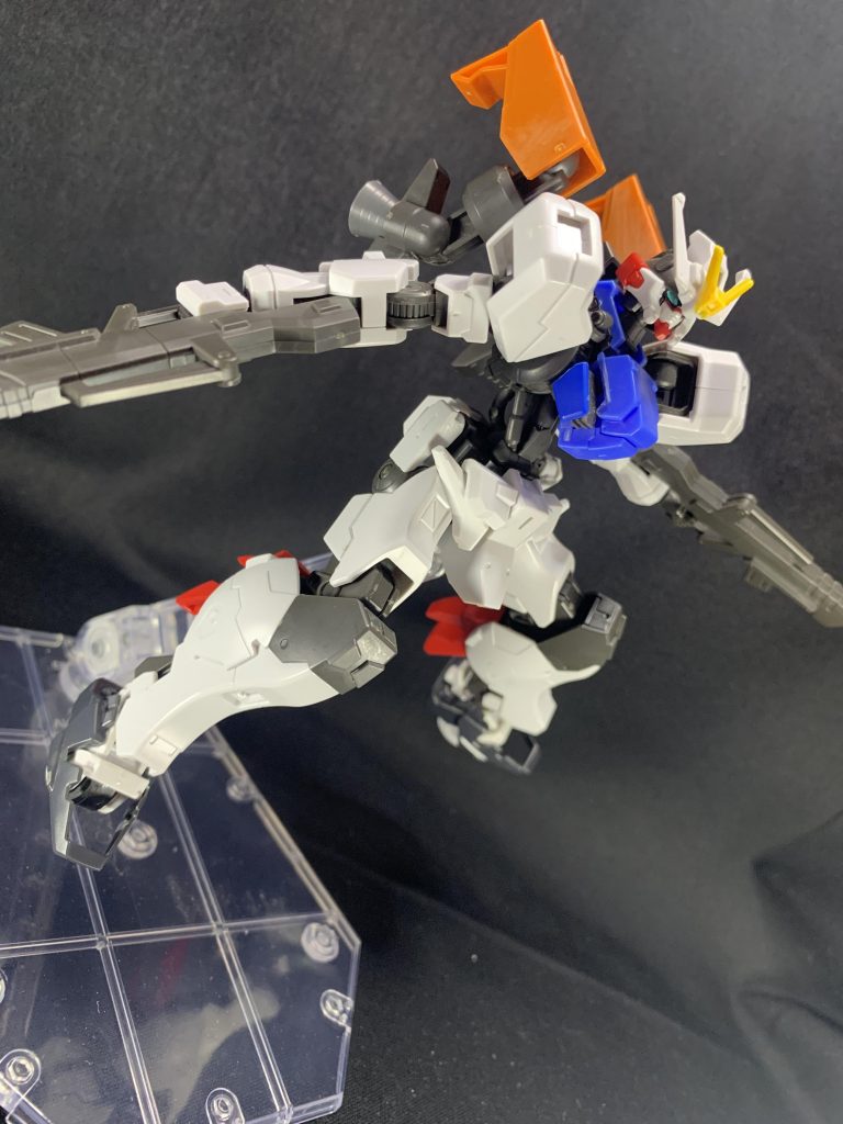 コックピット周りやフロントアーマー部分はアスタロトのものを切断し、ジャンクパーツの物と合わせて小型化しています。
バックパックはユーゴーの足を使っています。
祭戦時の損壊が激しく、フレームとリアクター意外ほぼ全身が戦後に実験用に開発されたパーツで構成されている機体という設定です。 特徴として足がローラーダッシュ式の物となっており、バックパックと合わせて渓谷等障害物の多いところでも高速での立体機動を可能にしています。