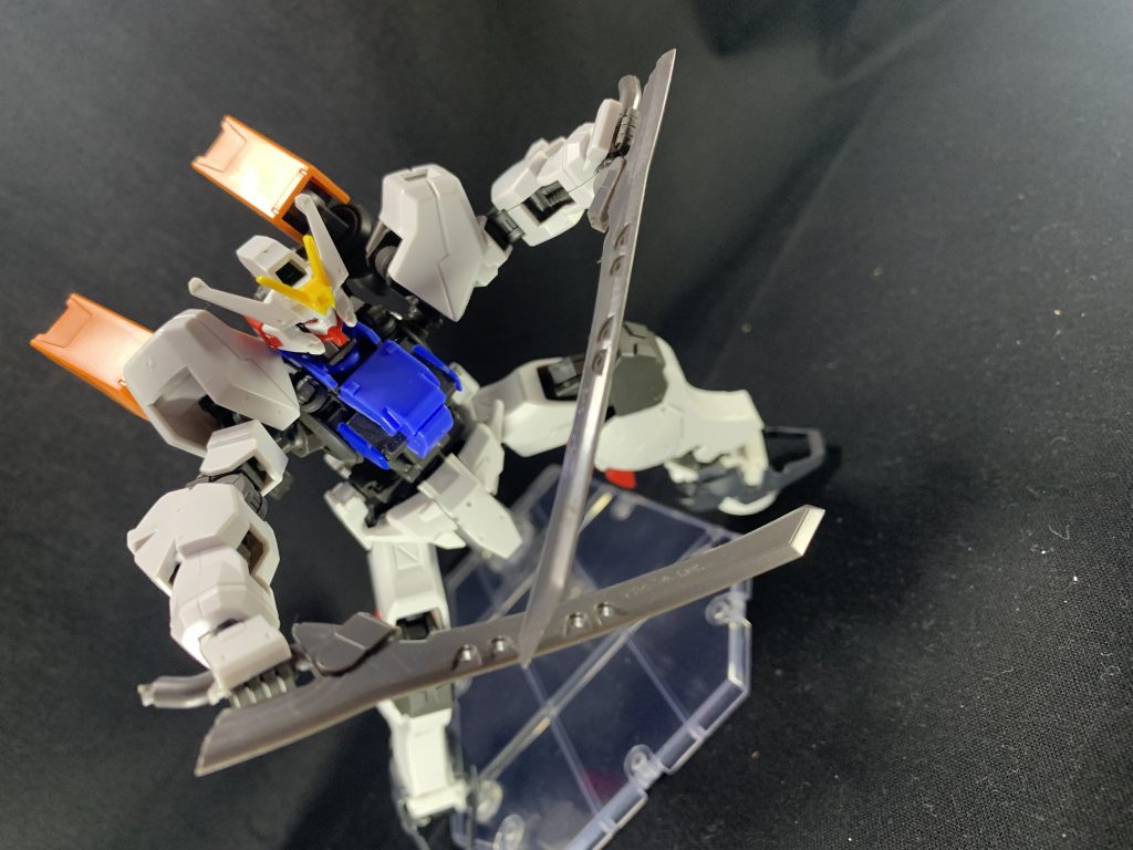 2本あるので、二刀流も可能。
ブースターとローラーダッシュを活かして突撃しての格闘戦が基本戦法となるので、切れ味よりも頑丈さが優先の武器という設定です。