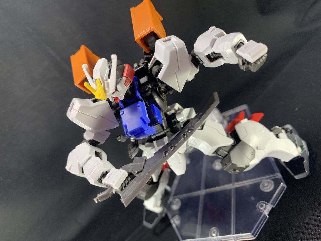 近接戦用の刀剣が2本。刀剣はサイドアーマーに懸架可能で、
ライフルで牽制しつつ接近して抜刀。