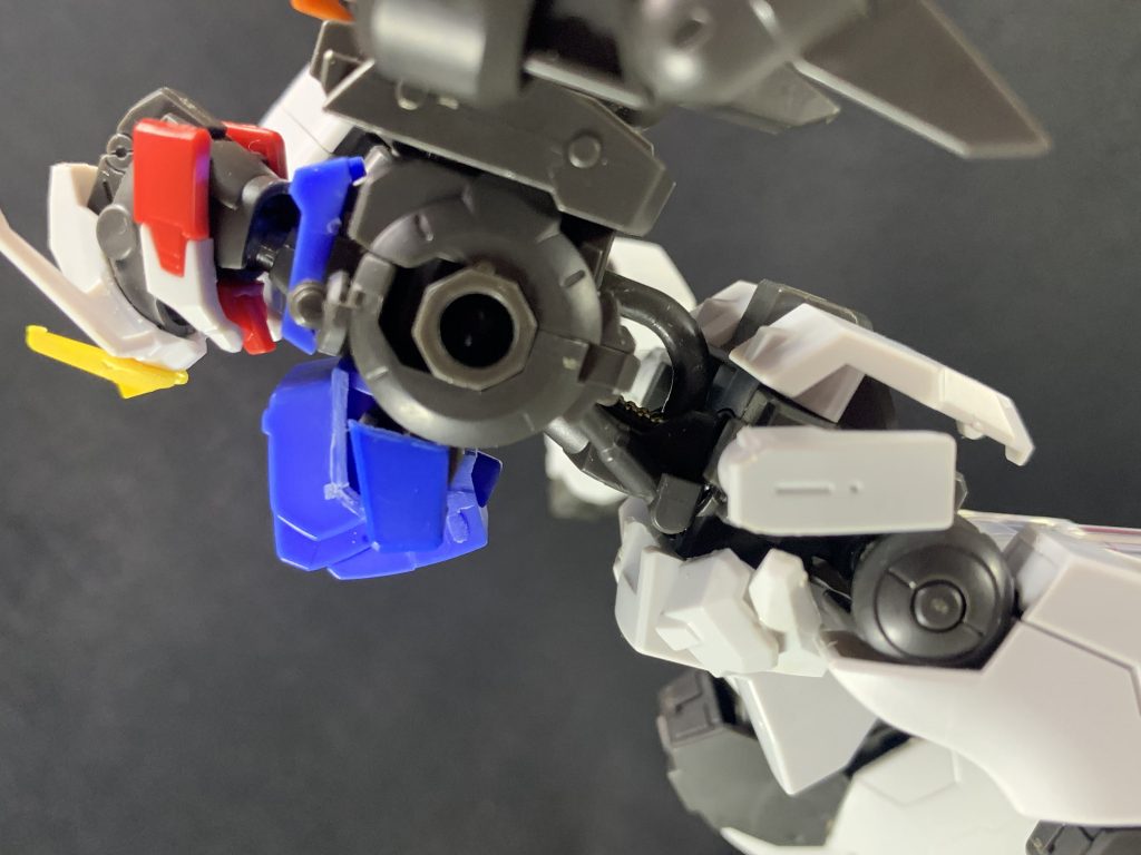 ガンダムフレームの特徴である細い腰ですが、格闘戦メインなら腰周りはもうちっとがっちりしててもいいんじゃないかなと思い、ランナーの切れ端を使って補強してます。そのせいで多少稼働範囲は狭くなりますが、個人的には気に入っています。