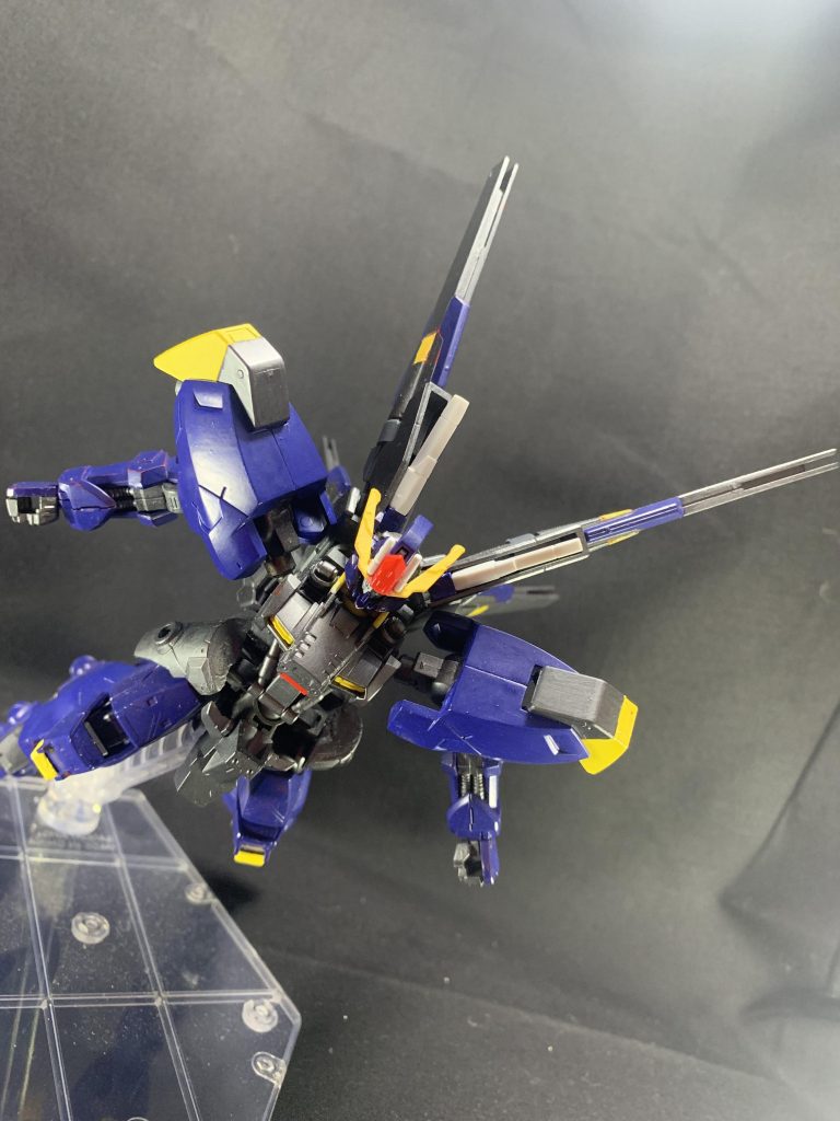 全身のブースターを活かした機動性が特徴の宙間戦闘主体の機体で、地上で運用する場合はファンネルを外しての運用が基本となり、その状態であればある程度の高度への飛翔や、短時間の飛行も可能という設定です。
 前回のヴァラクスがシンプルさを重視して作ったので、とりあえずなんかでかめの背負いものさせたいなーと思い、見た目がすごい好みなリボーンズガンダムのファンネル周りをつけました。