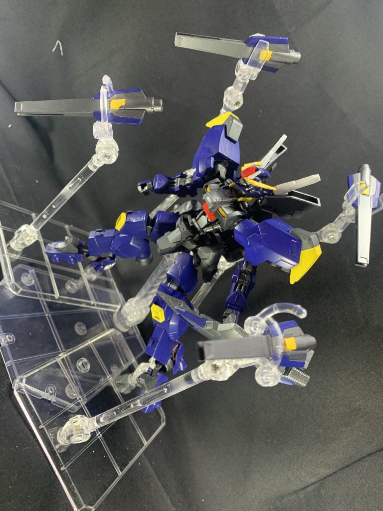そして最後がファルネウスの特徴であるファンネルです。
 射撃機構が内蔵されているが装弾数も少なく、ナノラミネートアーマーには有効打にならないため、あくまで牽制用であり、ファンネル本体自体を相手にぶつけての攻撃が本命となります。
 当然ながら地上での使用は不可の為、基本的には地上では外されています。