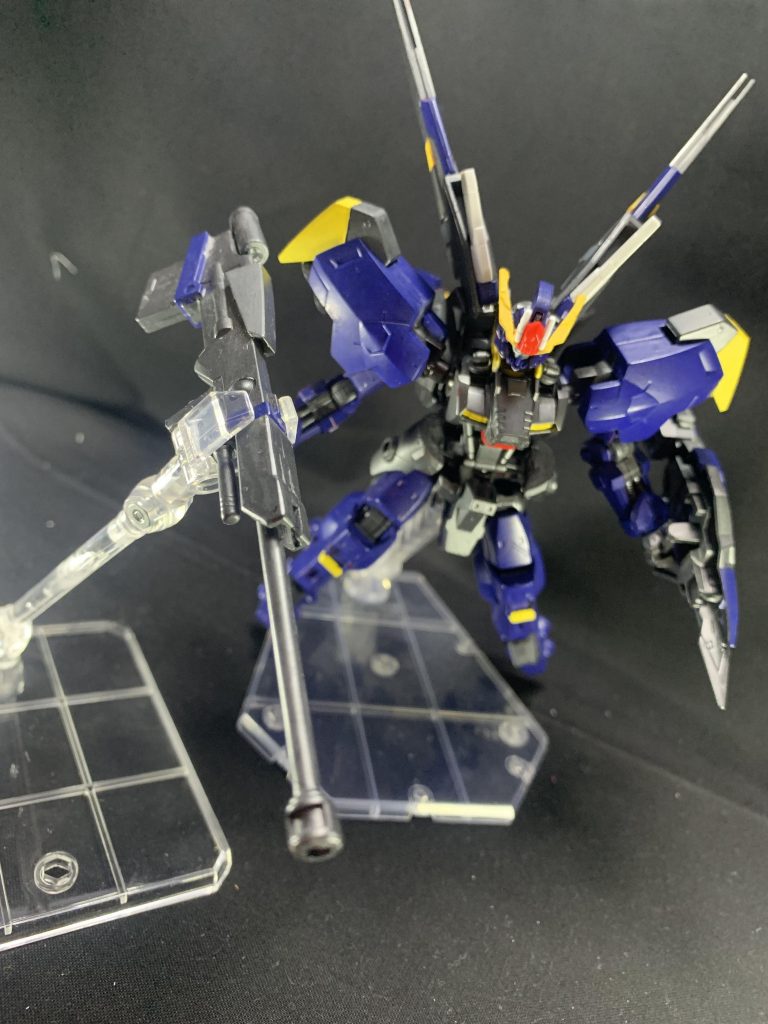 基本武装はまず、大型のキャノン砲。
 弾倉の交換により通常の砲弾と対ナノラミネートアーマー用のナパーム弾の二種類を使用可能であり、ファルネウスの主兵装となります。